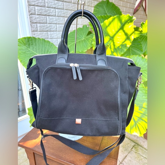 GUC-PacaPod Mirano Black Diaper Bag. Paca Pod travel bag baby - Picture 5 of 6